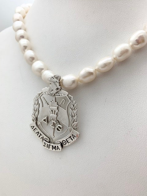 DST Crest Freshwater Pearl Necklace